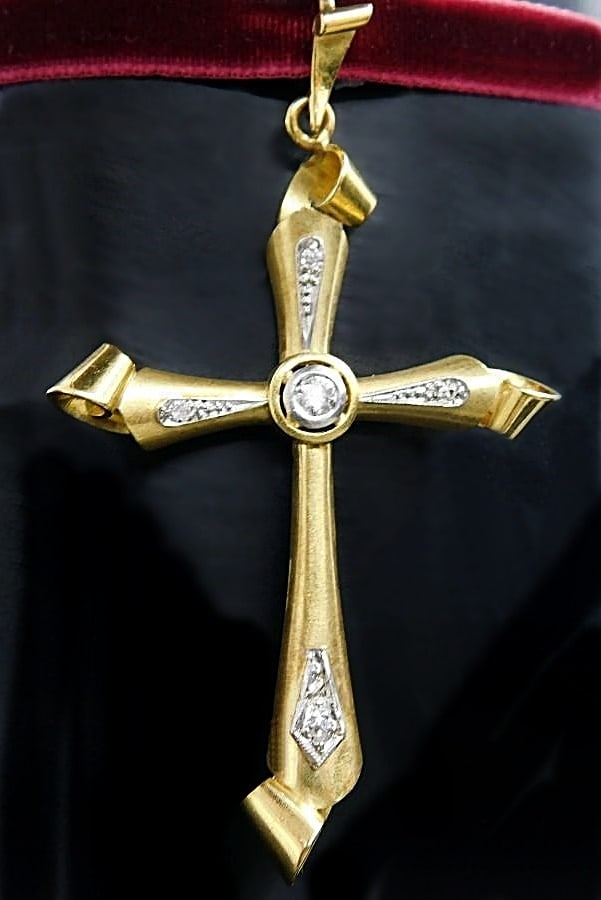 Art Deco pendant cross in 18k gold, platinum and diamonds, Weight: 6.1 gr, Art Deco: Important Art Deco pendant cross, circa 1930, made of 18k gold, platinum, and old-cut diamonds. It features a central brilliant-cut diamond of 0.12 ct and others of approximately 0.35 ct, all set in p