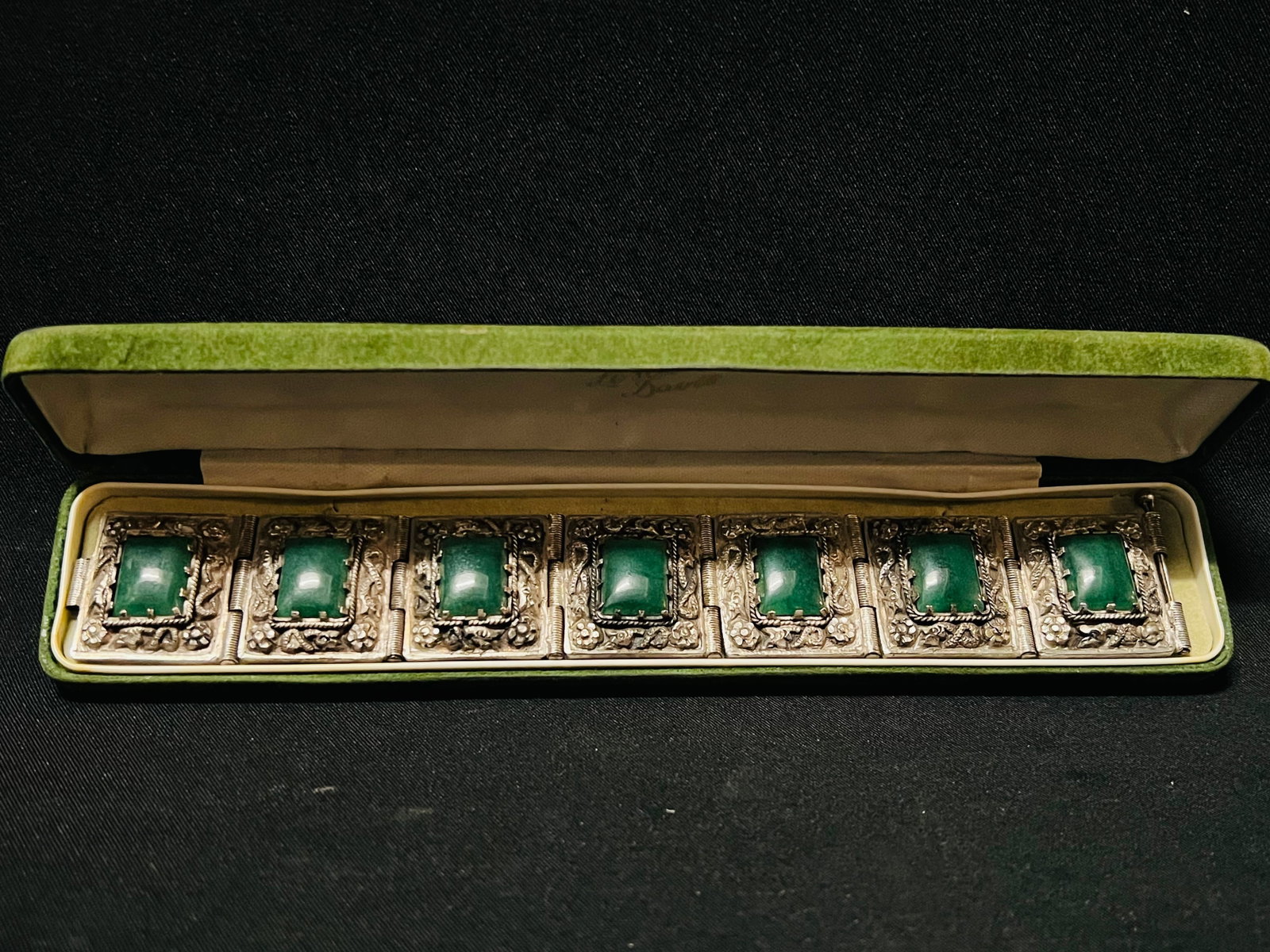 Magnificent Art Deco Chinese Green Jade and Silver Leslie Davies USA Bracelet: 20 x 3 cm, 75.23g - With original case.