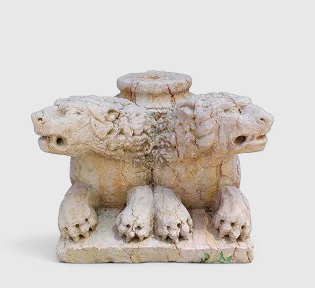 Spectacular marble sculptural column base with a pair of reclining lions, Italy, Venice, 18th: Carved marble. Dimensions: 50 × 65 × 40 cm. A magnificent sculptural base in marble depicting a pair of facing lions with their bodies joined, likely conceived as a support for a holy water font, a 