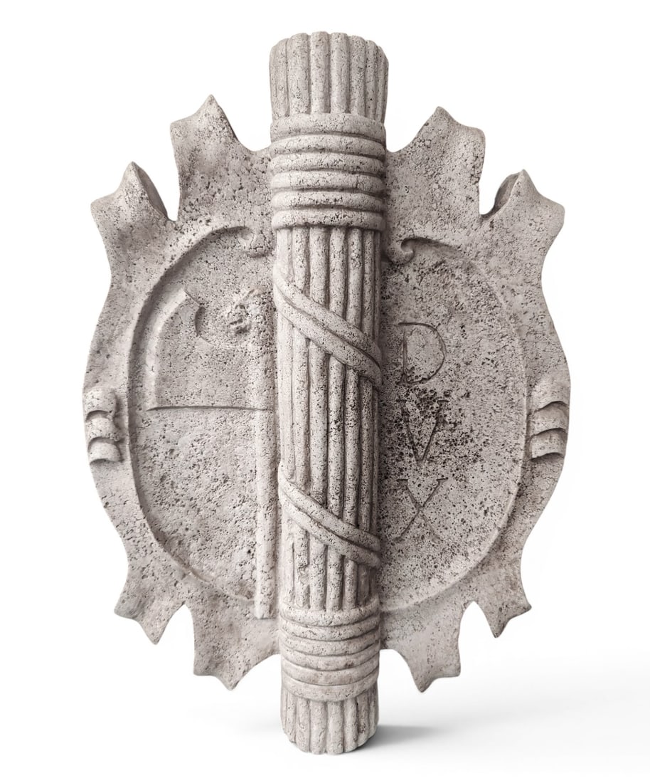 Fascist shield with fasces lictorii and the inscription "DVX", Italy, Rome, fascist period: Carved travertine. Measures: 50 × 36 × 8 cm. A unique sculpted shield made of travertine during the Italian Fascist period, featuring a fasces and the Latin inscription DVX, one of the main official