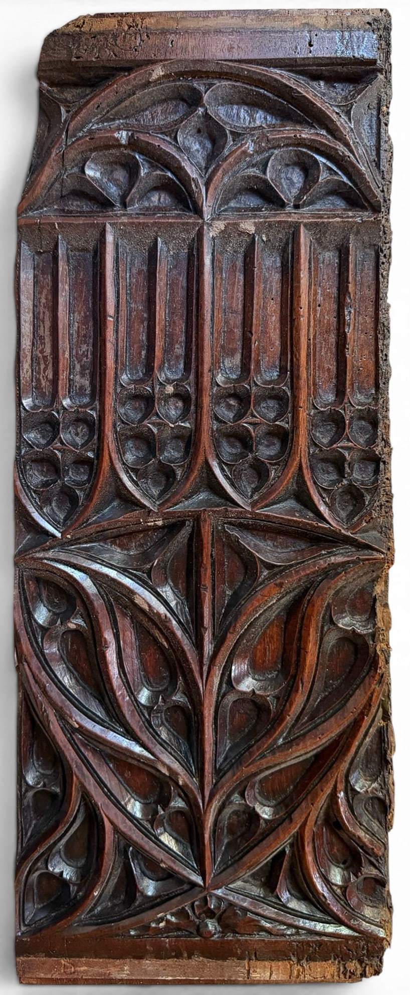 English Tudor Gothic fragment in oak, Medieval European 15th century: In oak, a highly decorative ceiling panel, ideal for hanging as part of a group with the other pieces or individually. Dimensions: 21 x 57 cm. Provenance: important private Spanish collection.