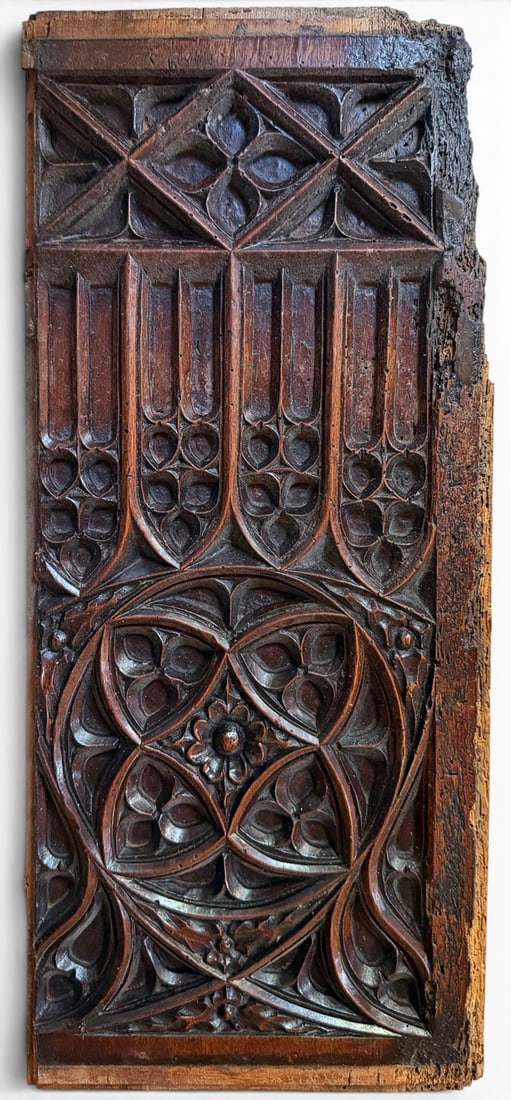 English Tudor Gothic fragment in oak, Medieval European 15th century: In oak, a highly decorative ceiling panel, ideal for hanging as part of a group with the other pieces or individually. Dimensions: 25 x 57 cm. Provenance: important private Spanish collection.