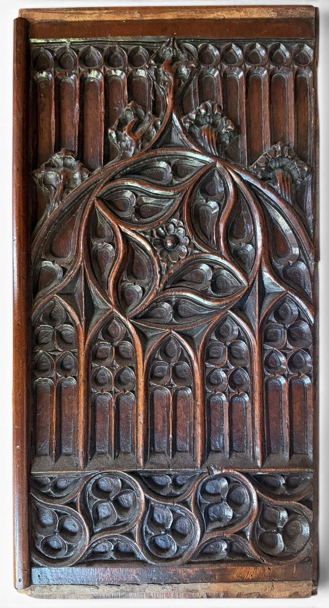 English Tudor Gothic fragment in oak, Medieval European 15th century: In oak, a highly decorative ceiling panel, ideal for hanging as part of a group with the other pieces or individually. Dimensions: 28 x 57 cm. Provenance: important Spanish private collection.