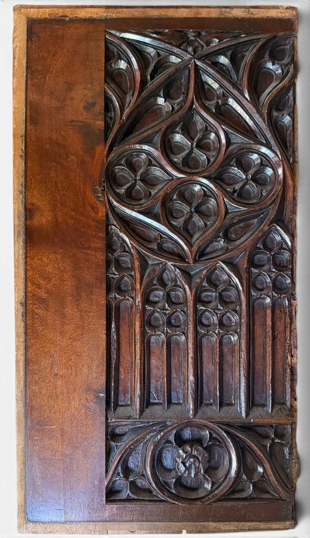 English Tudor Gothic fragment in oak, Medieval European 15th century: In oak, a highly decorative ceiling panel, ideal for hanging as part of a group with the other pieces or individually. Dimensions: 30x57 cm. Provenance: important Spanish private collection.