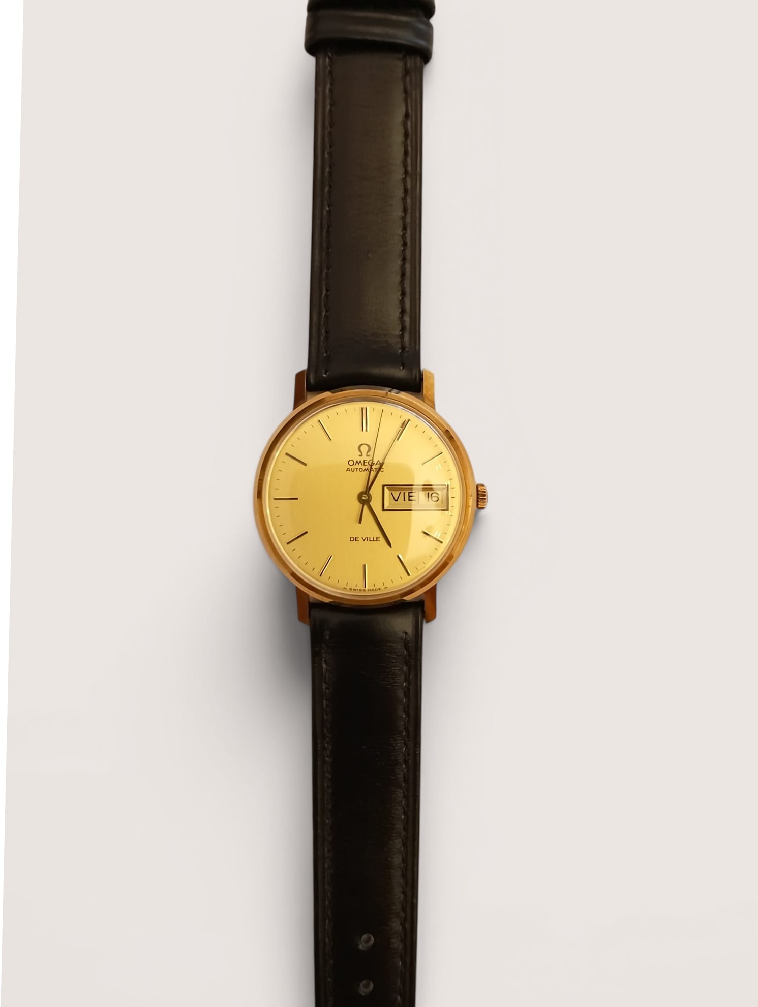Elegant Omega de Ville Automatic watch in 18k gold with Day-Date function: 36 mm, automatic movement, in good working order at the time of cataloging. In 18k gold. Provenance: important Spanish private collection.