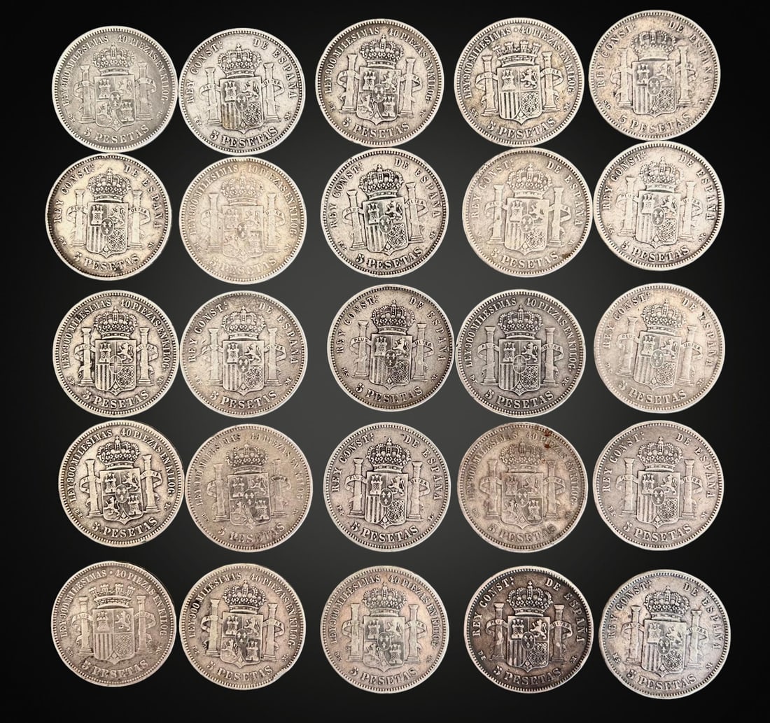 LOT OF 25 SPANISH FINE SILVER DURO COINS OF 25G EACH: 25 Spanish silver "duro" coins, each weighing 25 grams of silver. 625 grams total of fine silver.