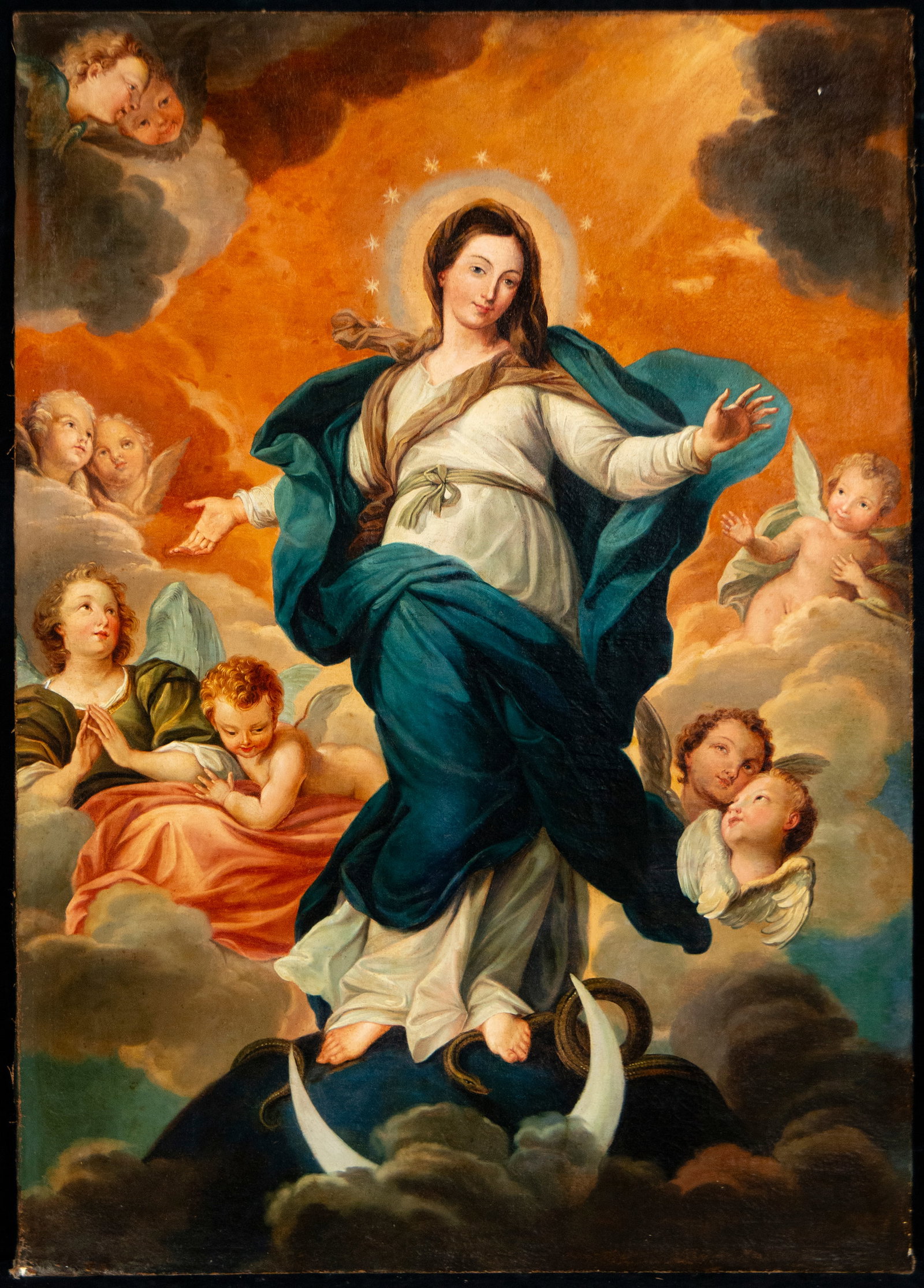 Immaculate Conception. Spanish School. 17th Century: Oil on canvas. Dimensions 120 × 84 cm. The Immaculate Conception appears above the crescent moon and the serpent, surrounded by angels among clouds. The elegant arrangement of the drapery, the lumino
