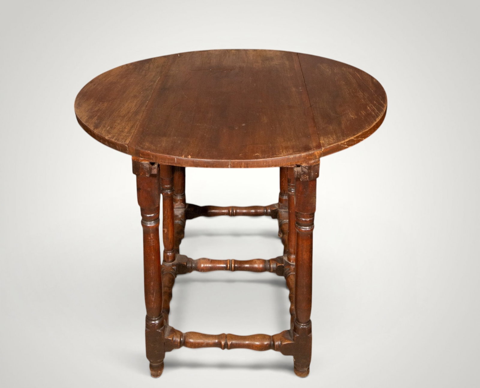 Walnut leaf table with candlestick leg. Spanish School. 18th century (1 of 6)
