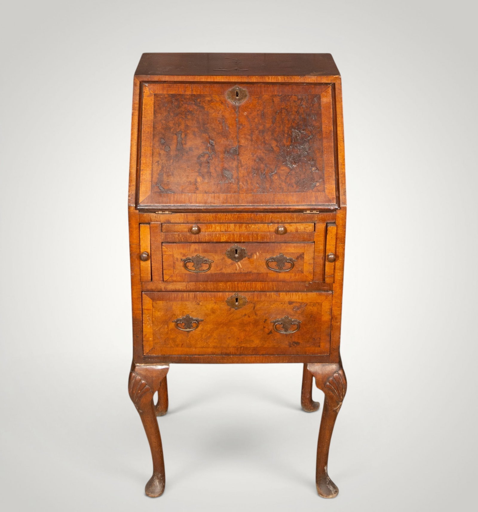 English walnut burl bureau. English school. 18th century (1 of 6)