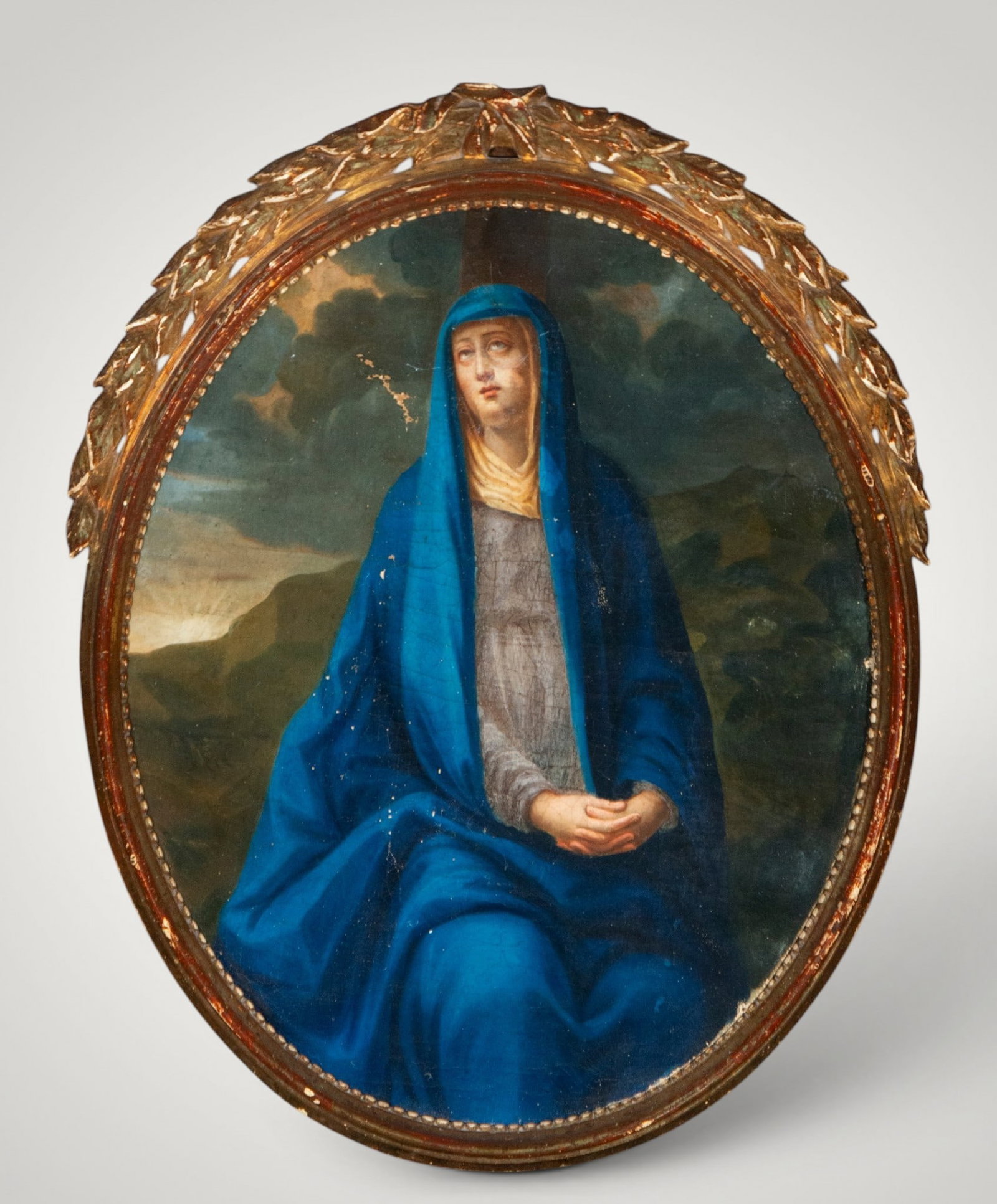 Virgin in prayer. Roman school - 19th century: Oil on canvas. Dimensions: 43 × 36 cm; framed: 51 × 40 cm. Image of the Virgin in a contemplative pose, with her hands clasped over her chest and her gaze raised, covered by a wide blue mantle. The 