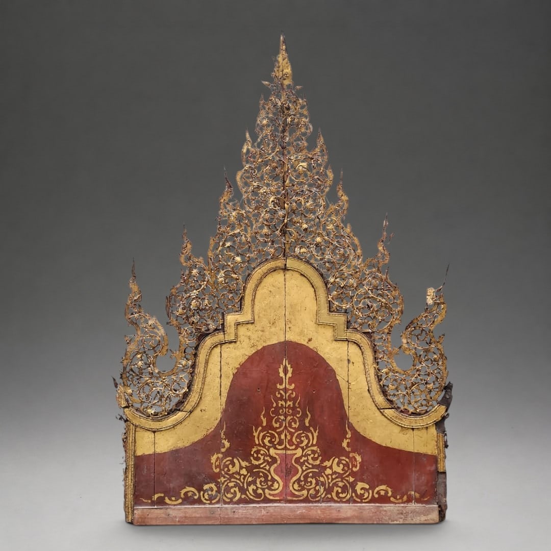 Large Burmese altar ceiling panel, Asian art, 18th century – Burma: Materials: Gilded and lacquered wood and gilt metal. Period: Late 18th – Early 19th century. Country of origin: Burma / Republic of the Union of Myanmar. Good condition considering its age and use. 