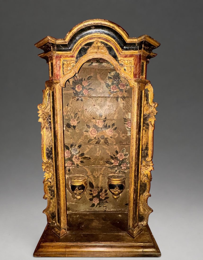 LARGE AND DECORATIVE MEXICAN COLONIAL URN FOR HOLY IMAGE - 17TH CENTURY: 1.10cm x 60cm, in wood gilded with gold leaf and polychromed