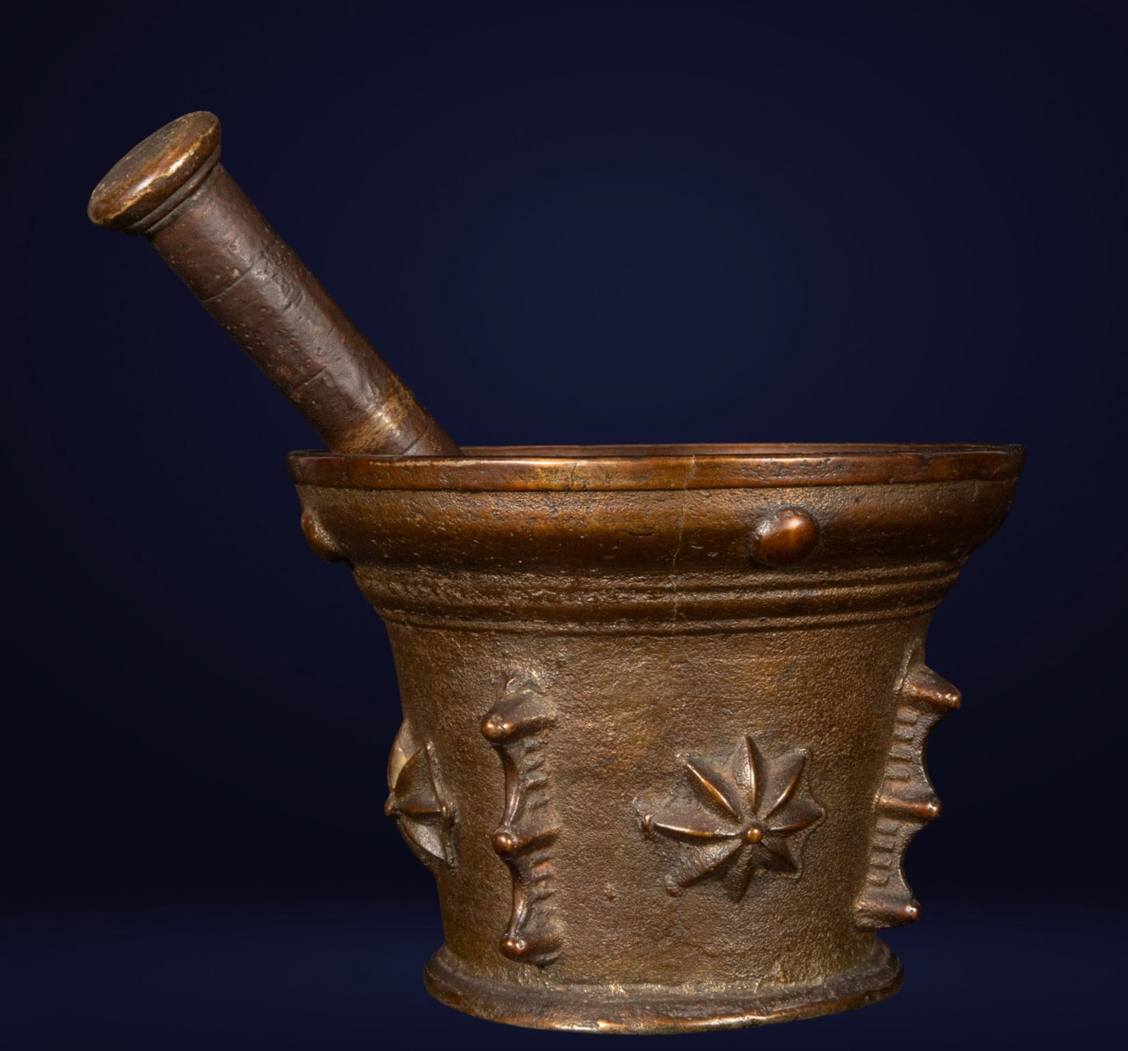 Bronze mortar and pestle. Spanish School. 17th century. (1 of 5)