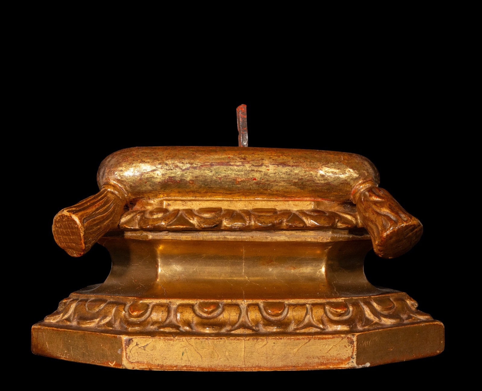 Gilded carved pedestal for a religious image. Spanish School. 17th century: Carved, gilded, and polychromed wood. Dimensions: 22 x 35 x 25 cm. Circular base with balustraded moldings and acanthus leaf decoration. A central metal nail for attaching a statue remains at the top.