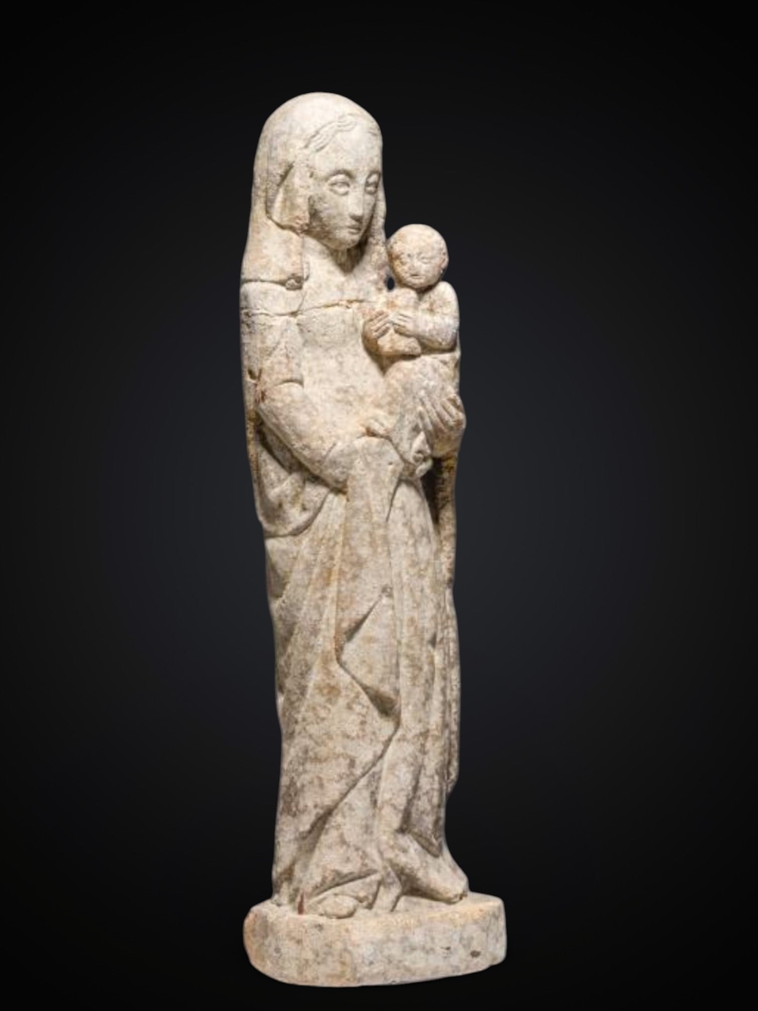 French Neo-Romanesque Virgin Mary from the 19th-20th century, carved in natural stone: 63 cm tall