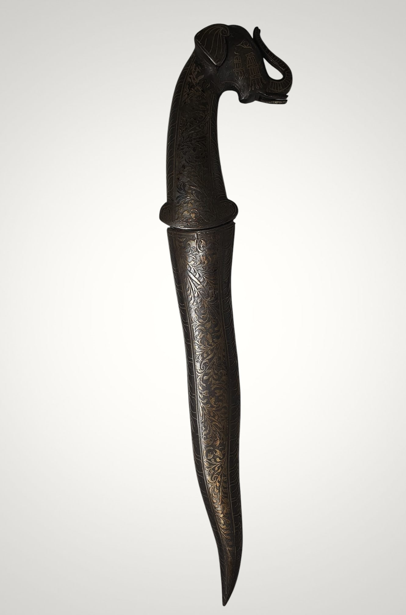 Spectacular 19th century Mughal Khanjar dagger in silver and gold filigree: 33 x 11 cm. Good condition. Blade length: 18 cm