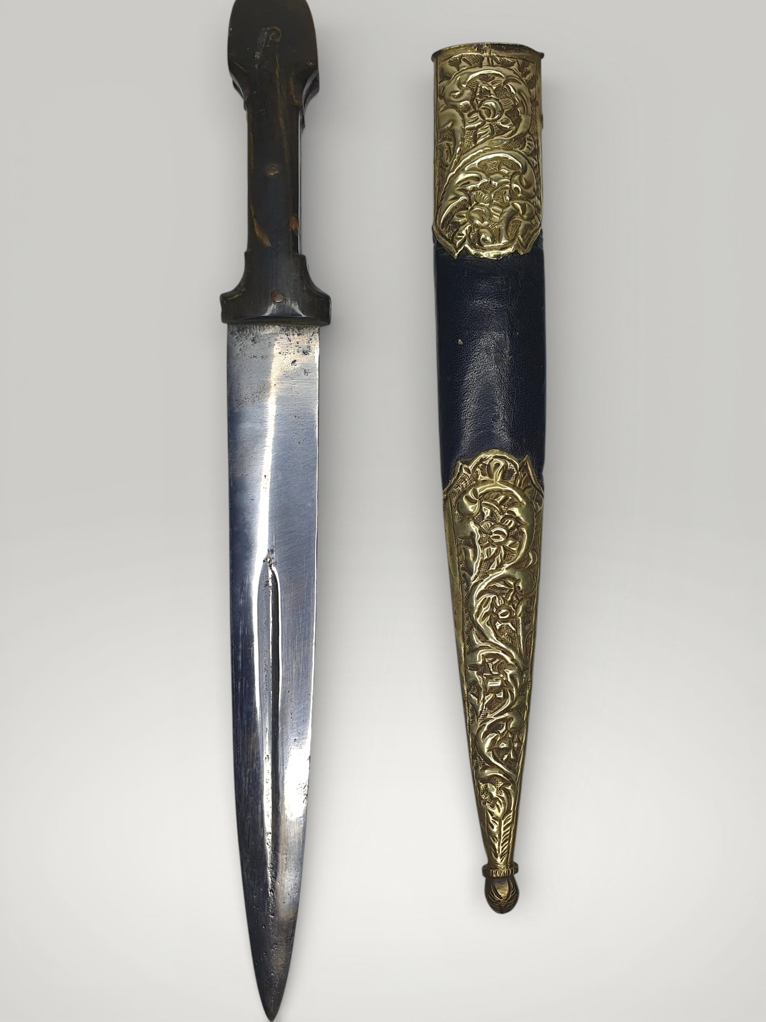 Kindjal dagger in steel and silver, Dagestan, 19th century: 37 cm, sheet 21.5 cm