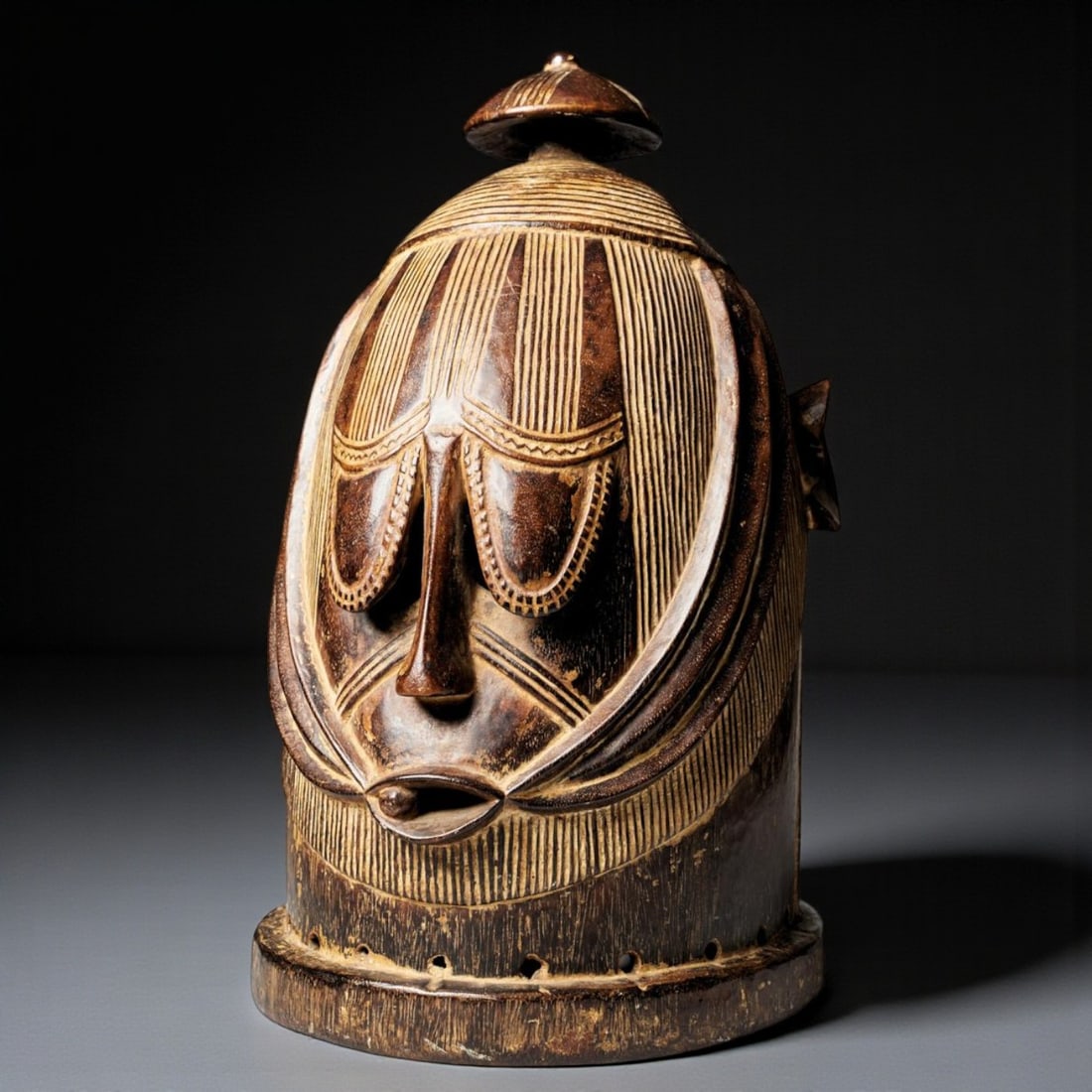 Ojegu ritual mask of the Igala people, Nigeria, 20th century: Carved wood. Measures: 39 × 25 × 21 cm. Ojegu ritual mask from the Igala people, traditionally used in spiritual ceremonies. Carved in wood with great expressiveness and fine proportions, it represe