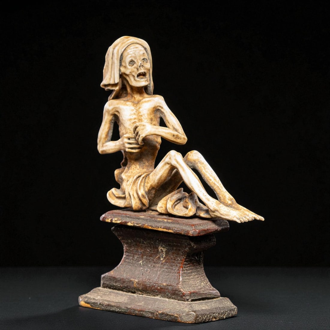 Exceptional allegory of Death, Southern Germany / Tyrol, 18th–19th centuries: Carved bone. Measures: 13 × 10 × 4 cm. An extraordinary small-scale sculpture representing an allegory of Death, crafted with meticulous detail from carved bone. The figure, likely conceived as a de