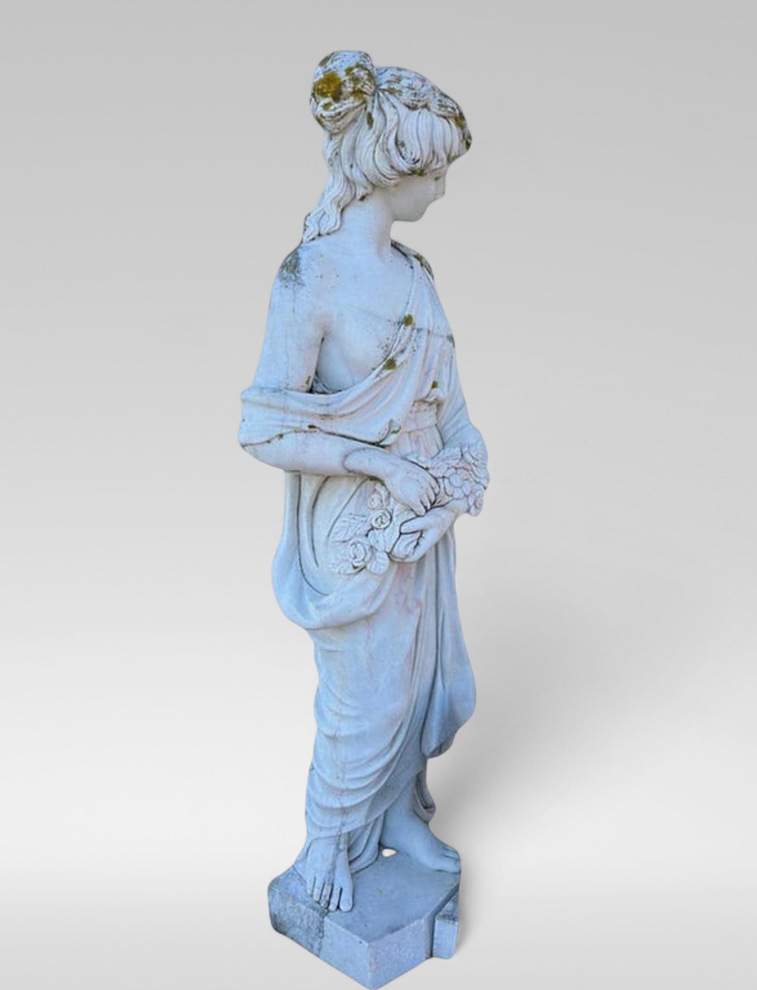 Monumental Venus in Carrara Marble - Italy, late 19th century - 20th century.: Marble carved with elegance and sensitivity. Dimensions: 200 x 65 cm. The sculpture represents a standing female figure, dressed in a peplos with wide folds that falls gently to her bare feet, conveyi