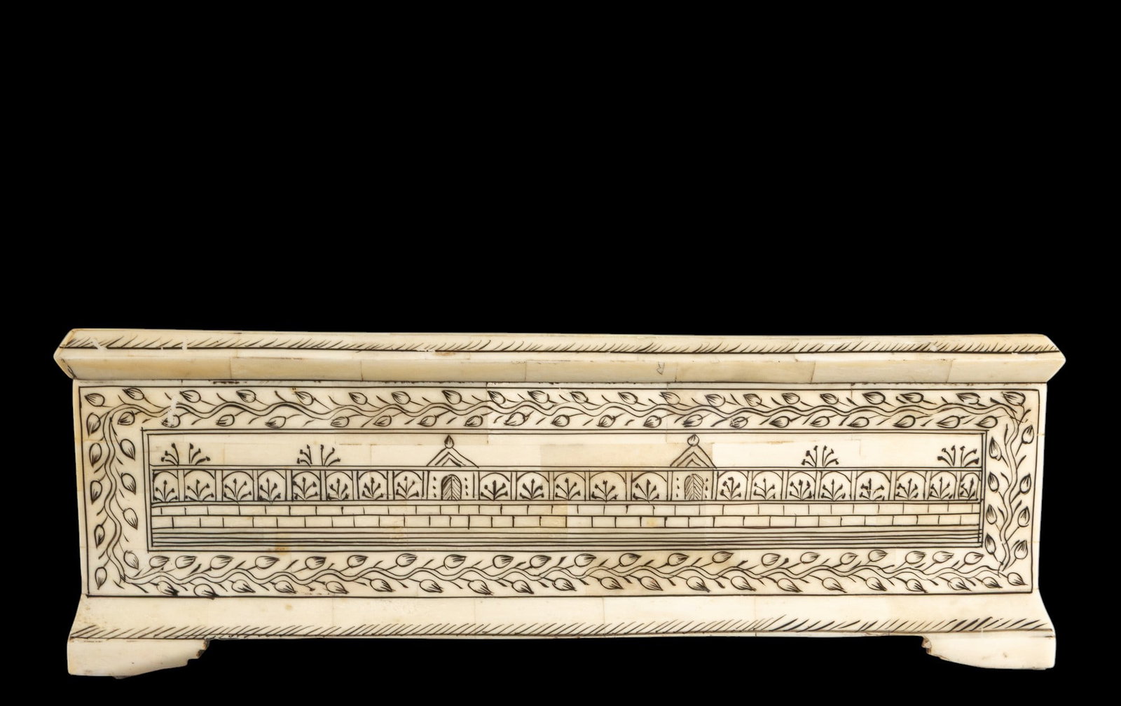 Possibly oriental box. 19th century.: Wood. Measurements: 10 cm x 31 cm x 24 cm