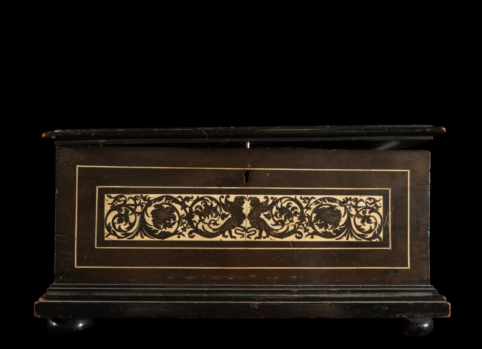 Ebony box. 19th century. Italy: Ebony. Measurements: 18 cm x 38 cm x 25 cm