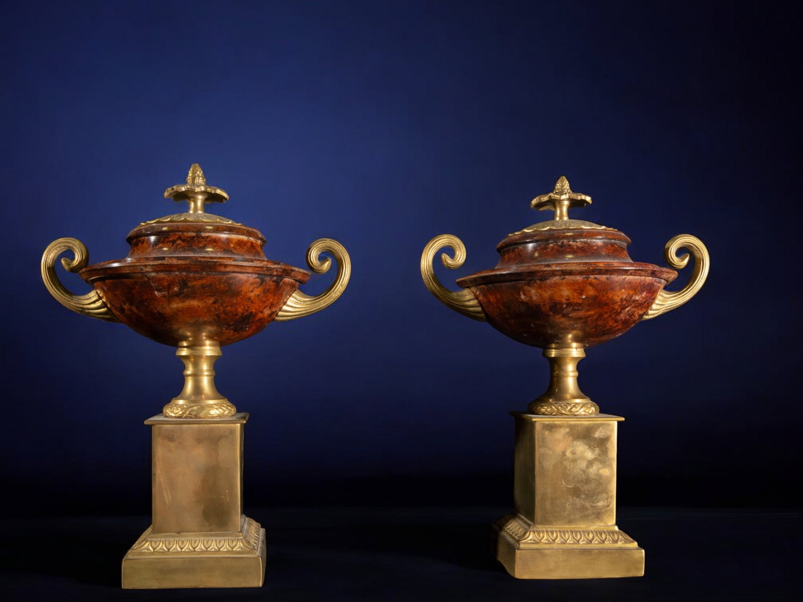Pair of patinated bronze cups. 19th century.: Bronze. Measurements: 37 cm x 18 cm x 20 cm