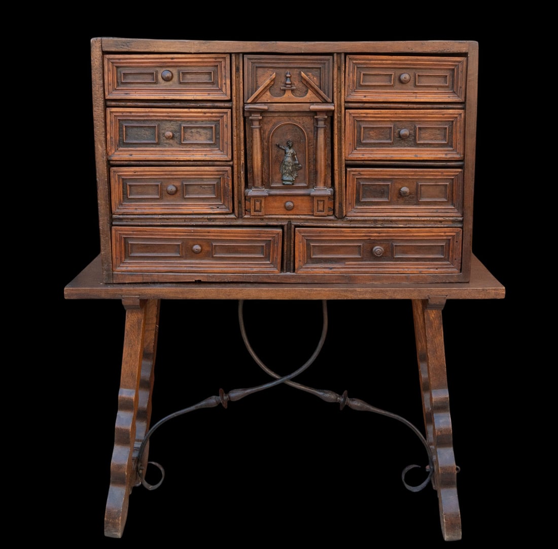 Wooden furniture in its color from the late 17th - early 18th century with a 20th century table: Measurements: head 62 cm x 97 cm x 38 cm, total 130 cm x 110 cm x 43 cm