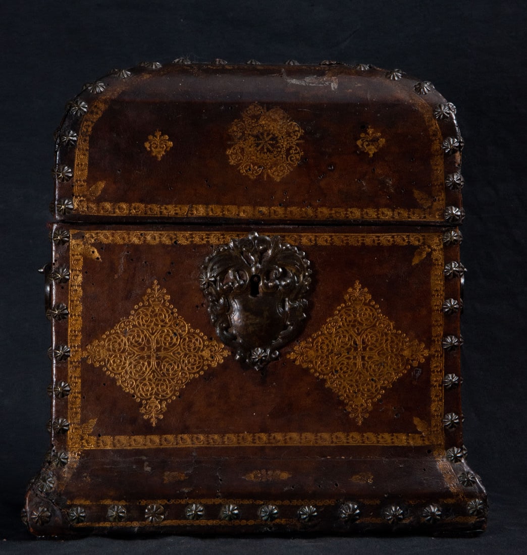 Renaissance Document holder in gilt embossed leather, end of the 16th century: Measurements: 27 x 25 x 16 cm