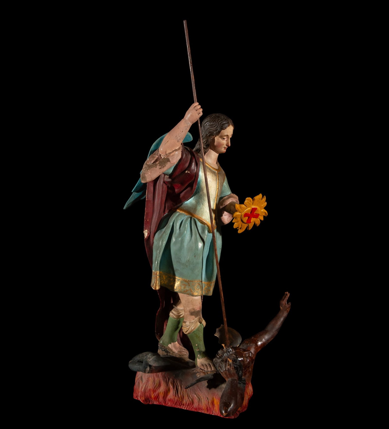 Monumental Archangel San Miguel Colonial Filipino, 71 x 34 x 26 cm: Monumental sculpture of Saint Michael the Archangel in polychrome wood, of Philippine colonial origin. The archangel is depicted in the act of defeating the devil, holding a lance and a shield with a 