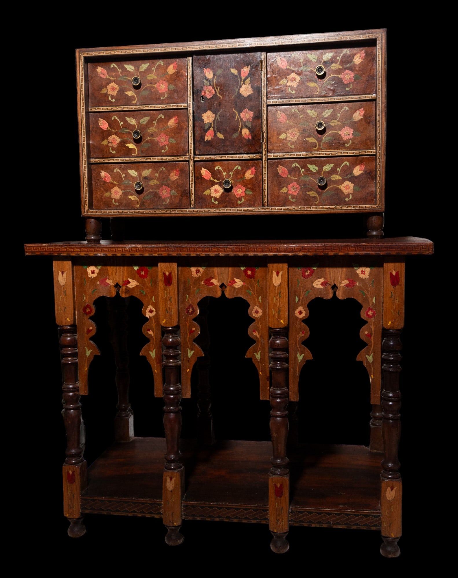 Gujarat cabinet in the Anglo-Indian style from the late 19th century - early 20th century, in noble: In mahogany, teak and rosewood, richly decorated with floral motifs on the drawers and the front of the cabinet. Total measurements with foot: 130 x 99 x 50 cm