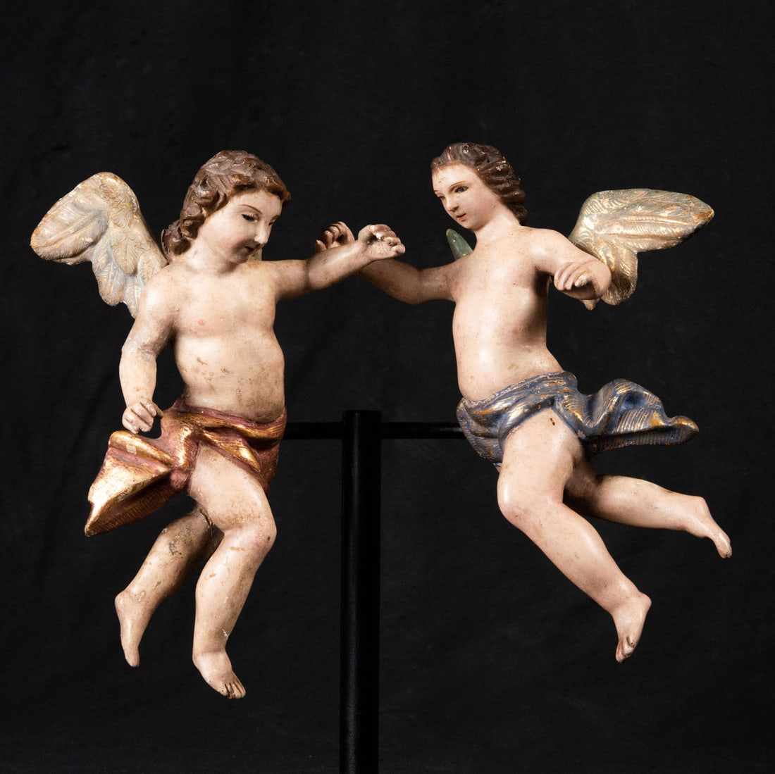 Pair of Angels in polychrome wood, Italian school of the 18th century: In polychrome, gilt and sgraffito wood. Measurements each: 19 x 14 x 13 cm, measurements with base 27 x 27 x 16 cm