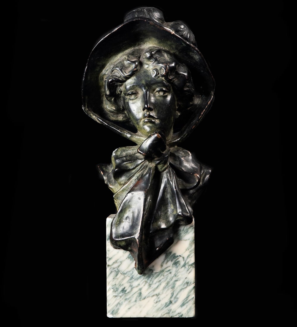 Bust of a Lady in bronze, 19th century French school: Veined marble base, total measurements: 32 x 13 x 10 cm