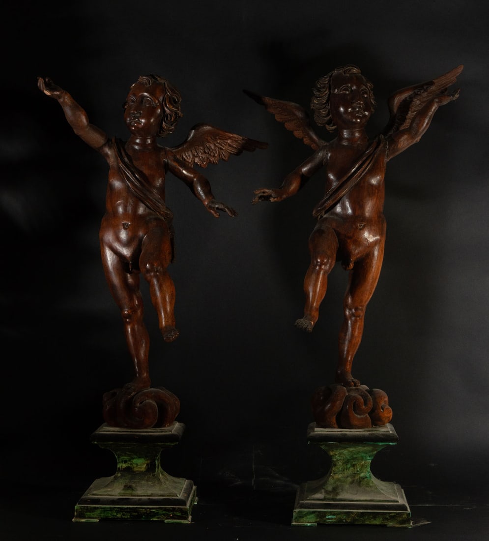 Important Pair of Altar Angels in Mahogany, Brazil, 18th century Portuguese colonial school: In its original wood, each angel measures: 73 x 47 x 23 cm, each with base measures: 90 x 47 x 23 cm