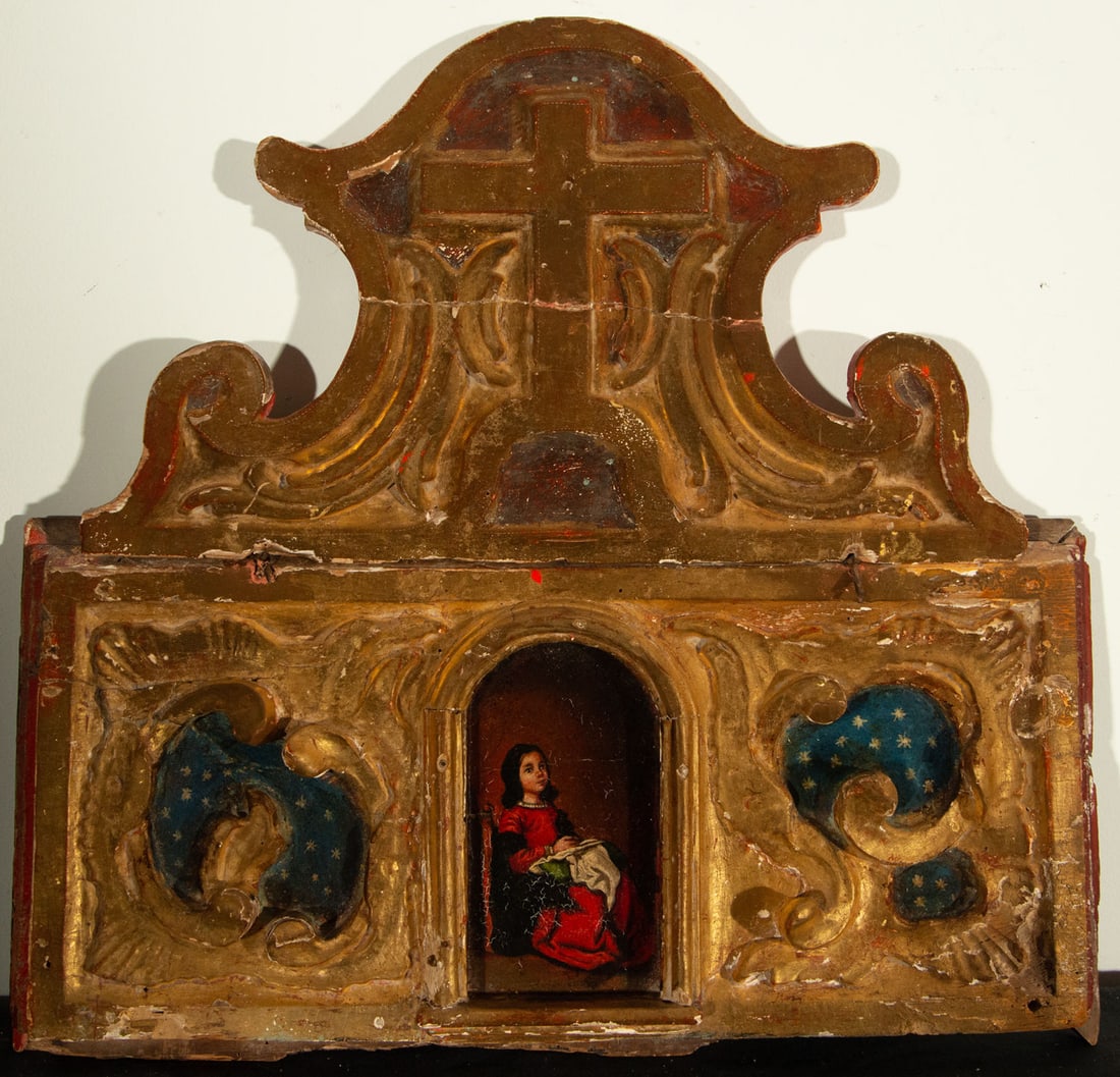 Portrait piece, 17th century: In gilt and polychrome wood, we observe the Virgin Girl in Prayer following models by Zurbarán in the central portico. Total measurements: 47 x 50 x 3