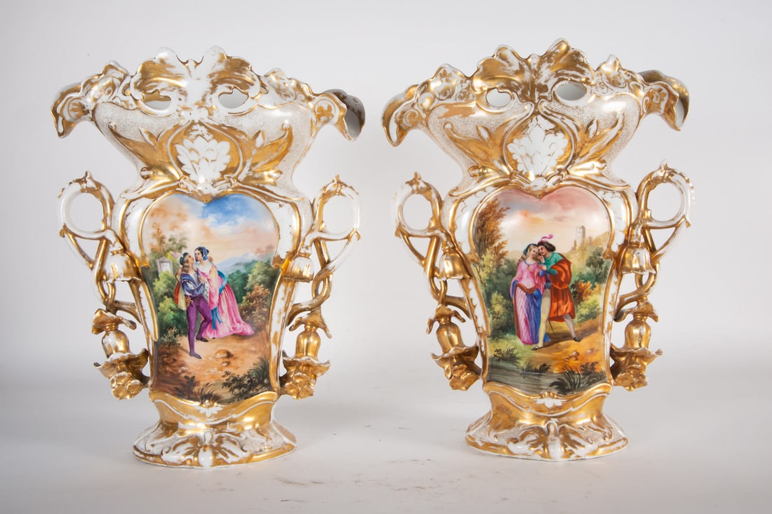 Pair of Elizabethan Vases in enameled and polychrome porcelain, 19th century: Good condition, measures: 45 x 35 x 18 cm