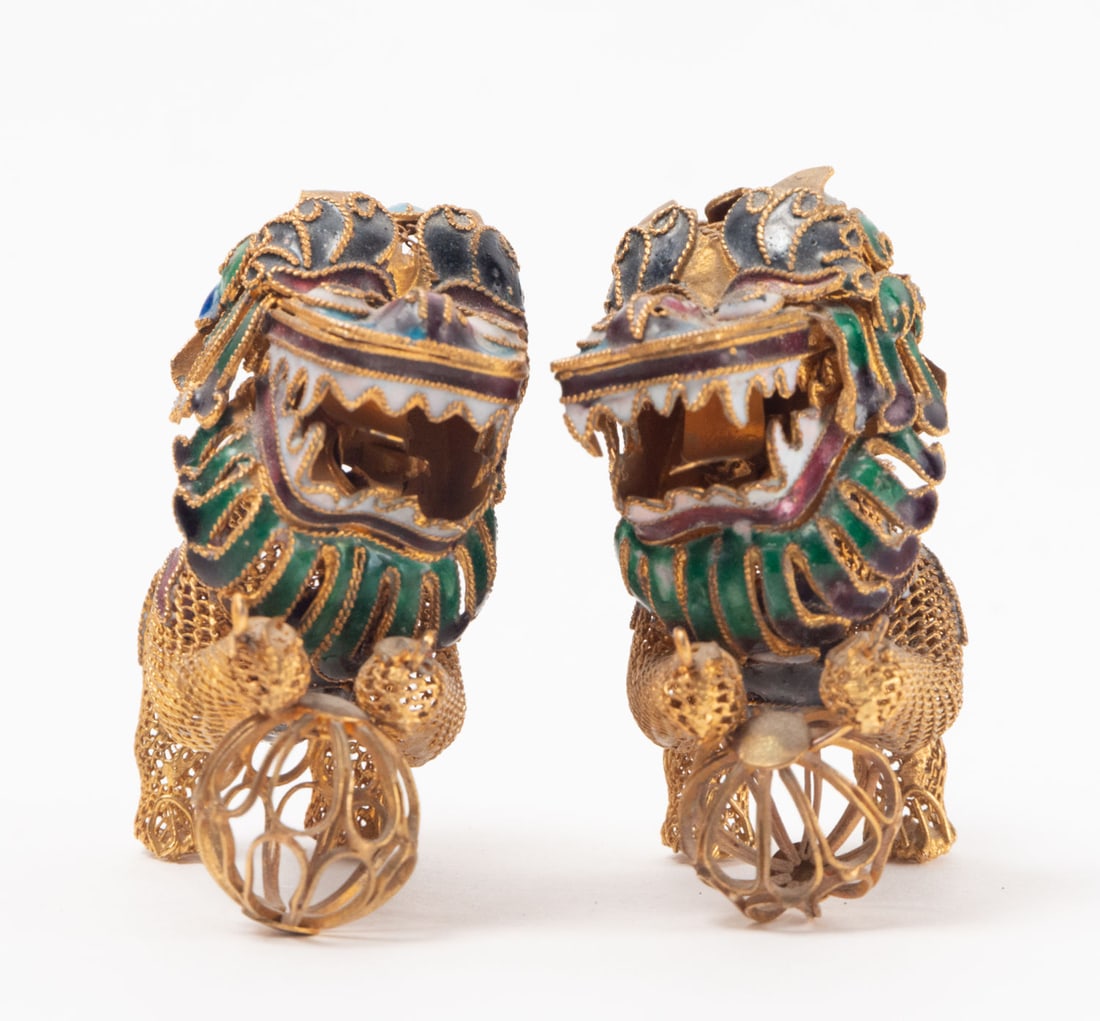 Pair of Foo Dogs in gilt filigree and enamels, 20th century: Measurements: 6.5 x 8.5 x 3.5 cm