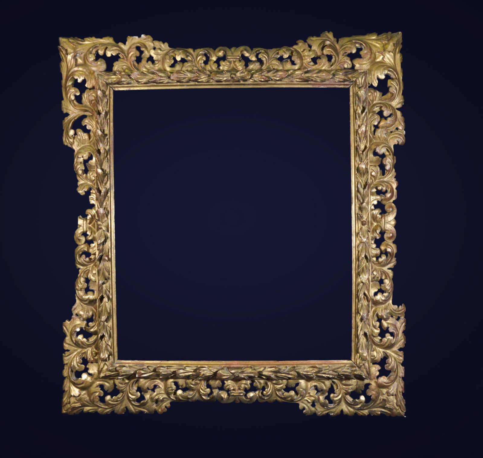 Important Baroque Frame from the 18th century with Fleur de Lys finials - in wood gilded with gold: Exterior measurements: 135 x 110 cm, rear light measurements: 104 x 82 cm, front light measurements: 100 x 80 cm