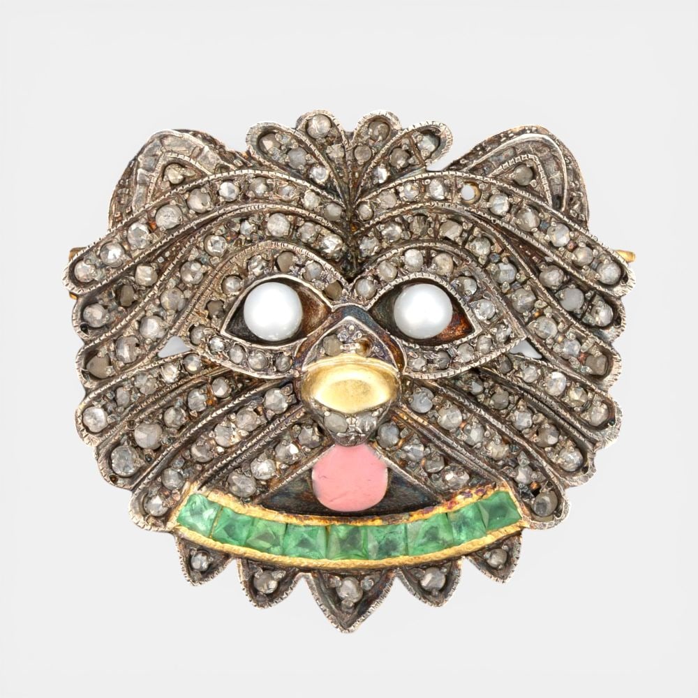 Brooch/pendant with rose cut diamonds of approx. 1.50 ct, emeralds of approx. 0.35 ct, pearl and: Rose-cut diamonds, approx. 1.50 ct; emeralds, approx. 0.35 ct; pearl and enamel; .925 sterling silver and gold-plated silver; pin and bail in 14K gold, approx. 0.35 g. Total weight approx. 3.50 g. A d