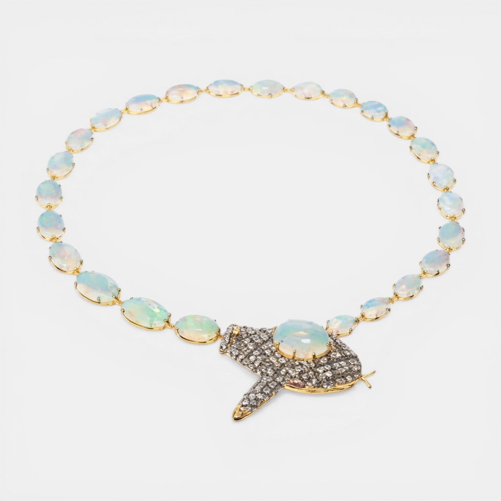Necklace with rose cut diamonds of approx. 6 ct and opals of approx. 85 ct.: Rose-cut diamonds, approx. 6 ct; opals, approx. 85 ct; .925 sterling silver and gold-plated silver; 14K gold clasp and tongue, approx. 2 g. Total weight approx. 55.00 g. A necklace of remarkable visua