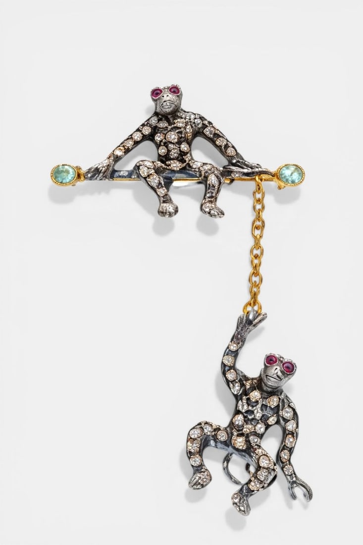 Brooch with rose-cut diamonds of approx. 0.50 ct, emeralds of approx. 0.30 ct and spinels of approx.: Rose-cut diamonds, approx. 0.50 ct; emeralds, approx. 0.30 ct; spinels, approx. 0.06 ct; .925 sterling silver and gold-plated silver; 14K gold pin, approx. 0.30 g. Total weight approx. 3.80 g. A delic