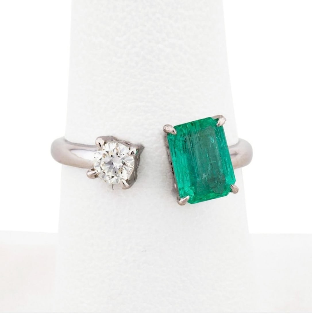 Gold ring with emerald and diamond: A ring made entirely of 18-karat white gold, weighing approximately 3.30 g, featuring a rectangular-cut natural emerald weighing approximately 1.10 ct. To one side, the composition is accompanied by a