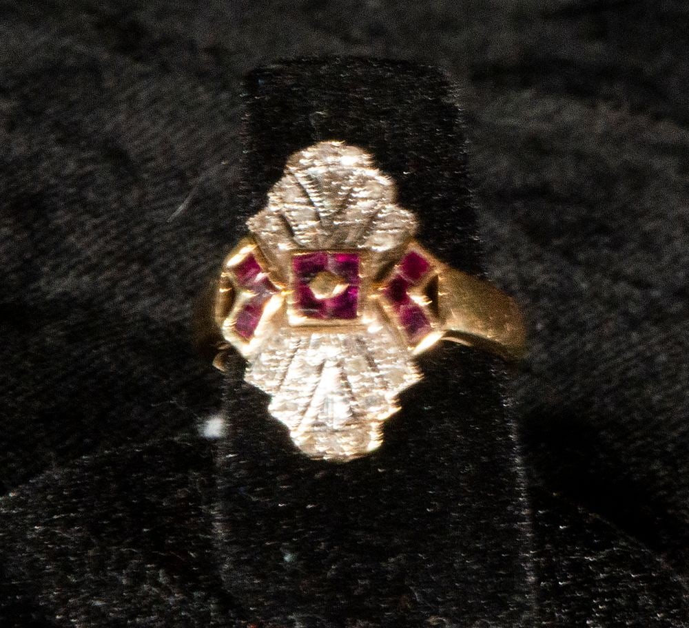 18k yellow gold shuttle ring decorated with three-facet cut diamonds and rubies: Weight: 4.5 g | 18 carats