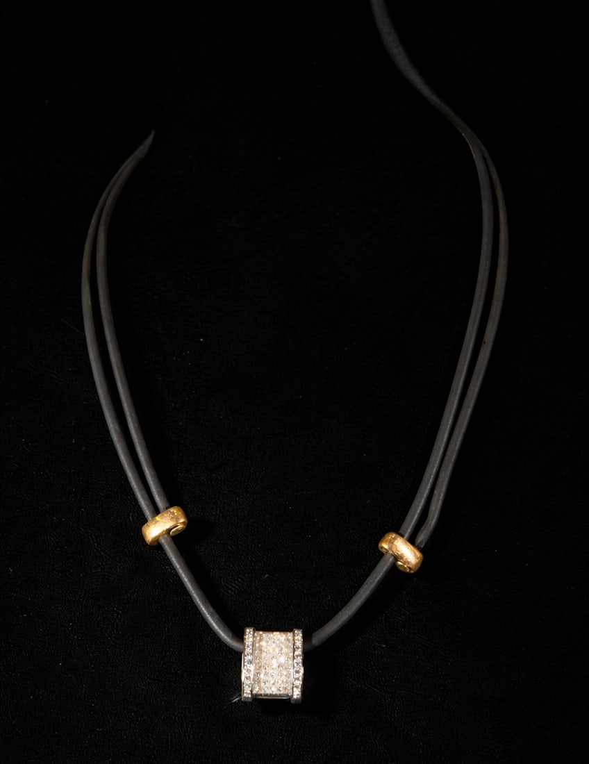 Rubber necklace with cylindrical 18k two tone gold and diamonds.: In 18k two tone gold and diamonds. Rubber band. Italian design.
