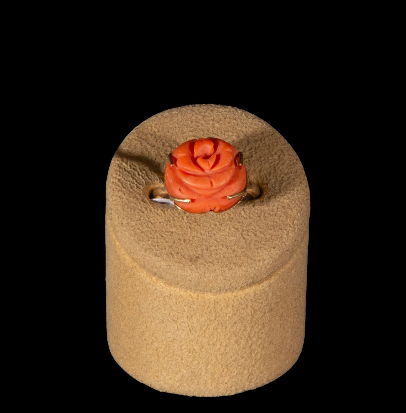 Coral and gold 18k flower ring: A coral and 18k gold ring with a floral motif, featuring a three-dimensional coral flower mounted on a gold band. 