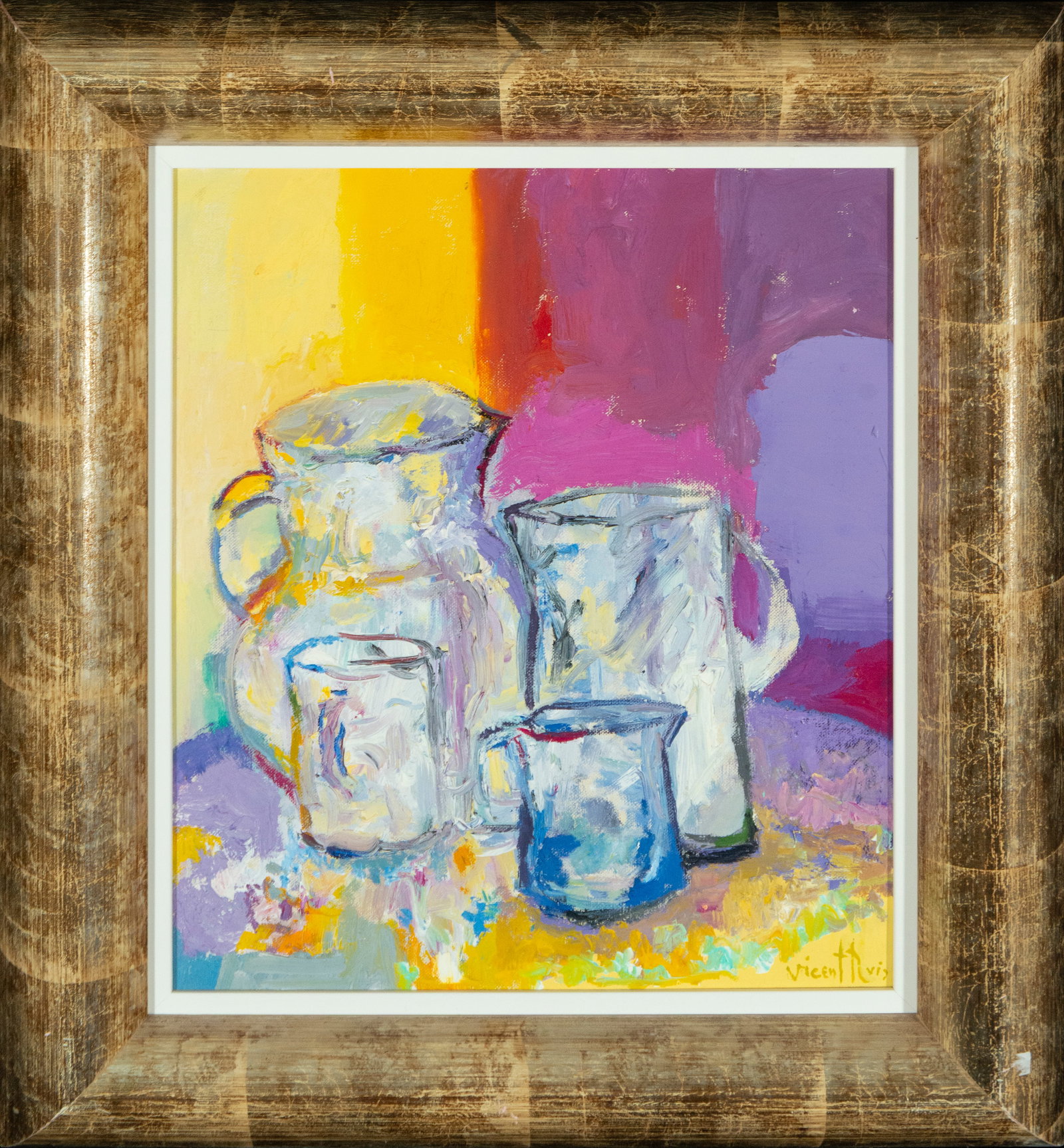 Still Life with Jugs. Signed Vicente Ruiz. Valencian School. 20th Century: Oil on canvas. Dimensions: 49 x 38 cm (666 x 57 cm with frame). Composition of white earthenware jugs and containers against a background of pure colors: yellow, violet, and blue. The brushwork is vig