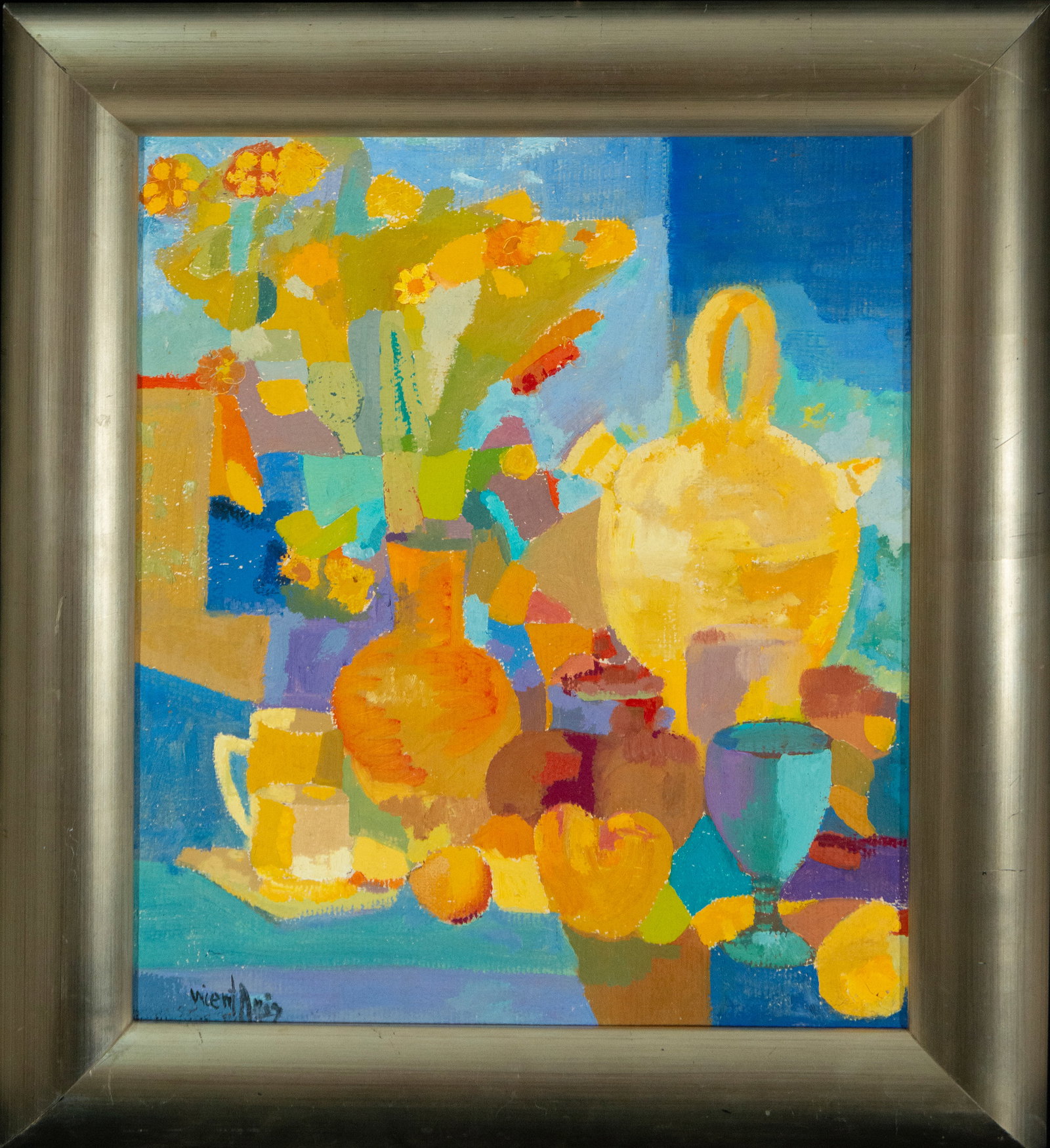 Still life with a water jug. Signed Vicente Ruiz. Valencian School. 20th century: Oil on canvas. Dimensions: 55 x 45 cm (70 x 60 cm with frame). Still life with a water jug, pitchers, and plant elements arranged in a dense, frontal composition. The intense, flat colors, as well as 