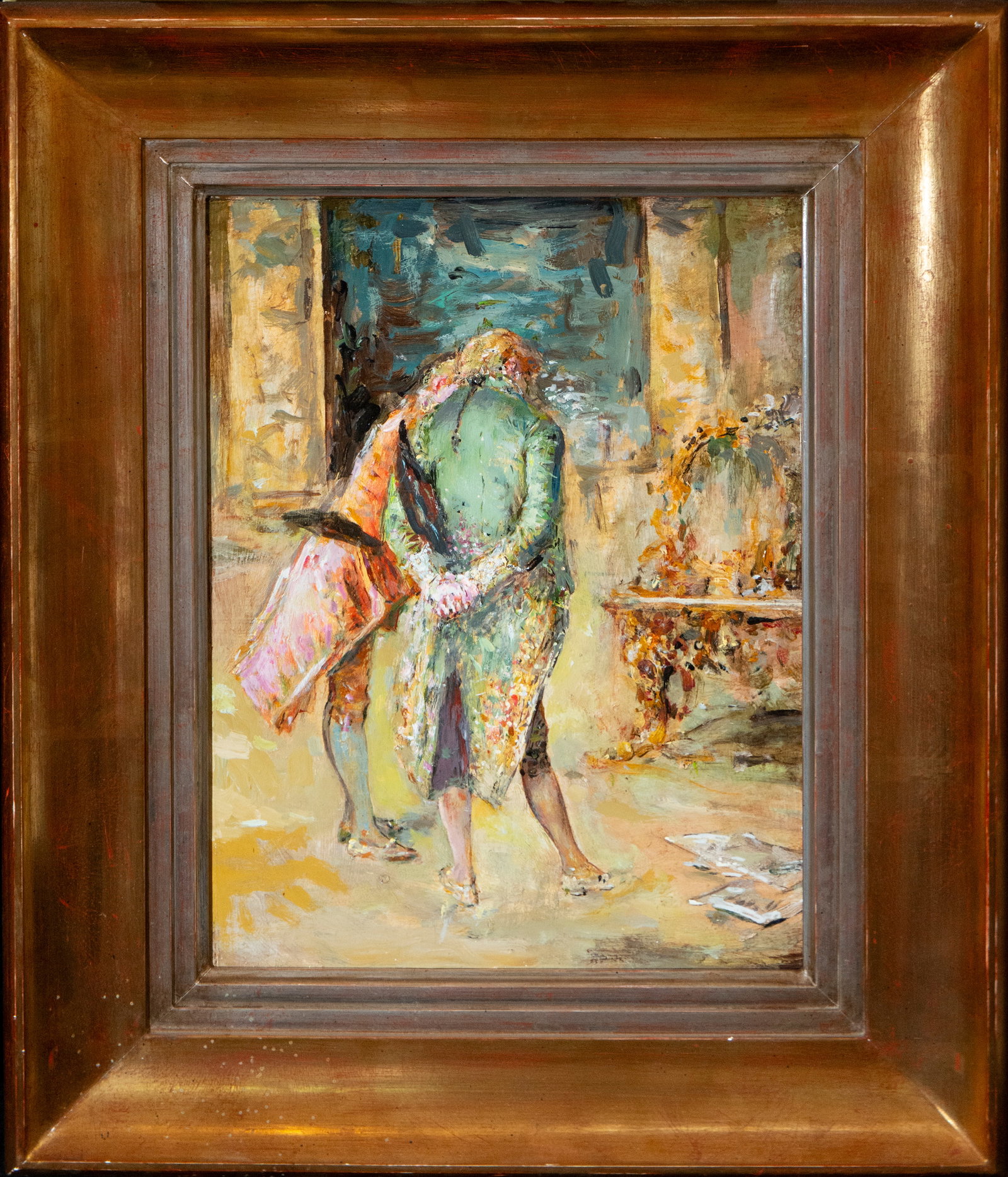 Courtesy couple indoors. Signed. European genre painting. 20th century: Oil on canvas. Measures 40 x 30 cm. An interior scene featuring a couple in an intimate pose, rendered with free and expressive brushstrokes. The composition is notable for the dynamism of the figures