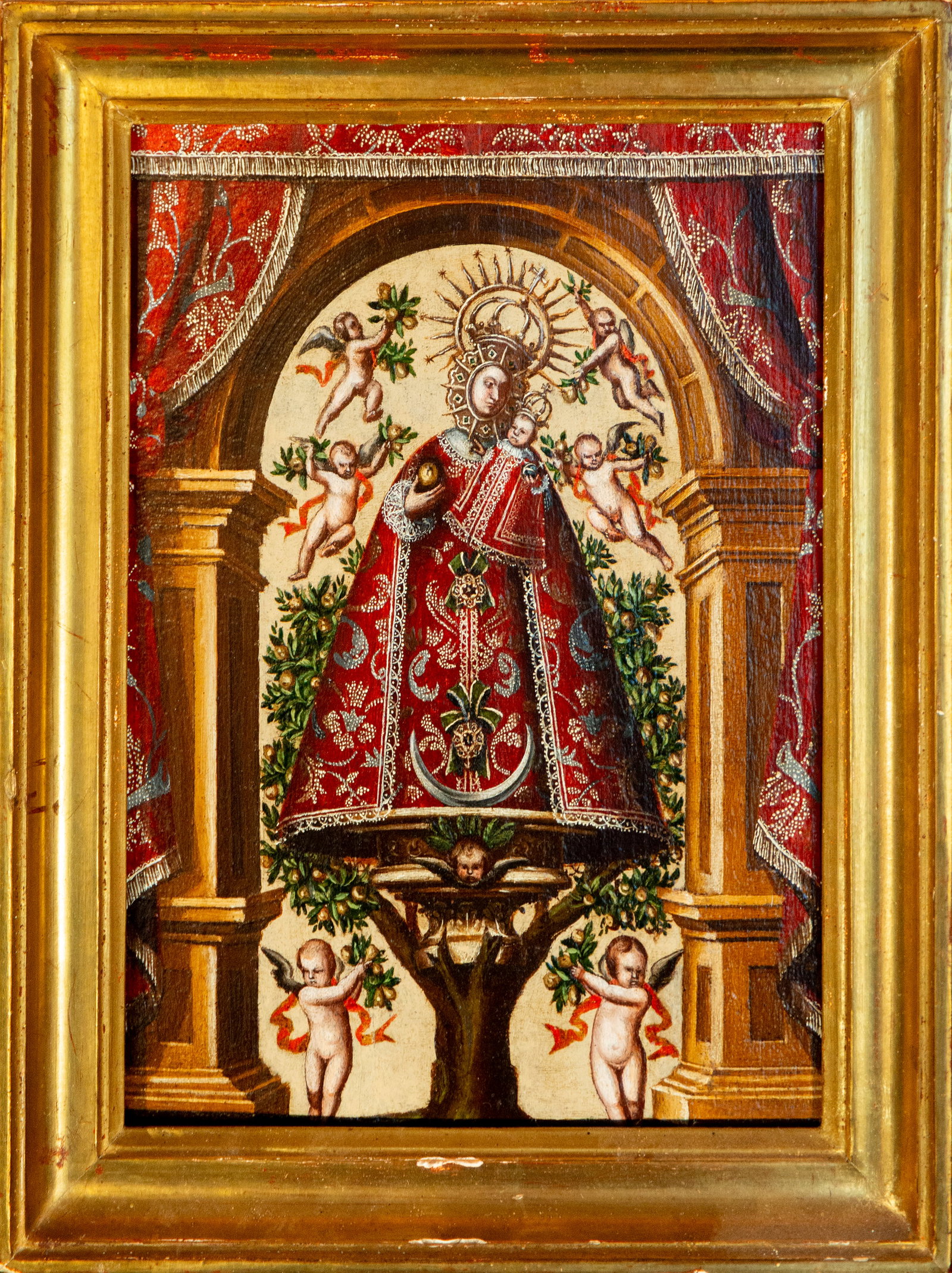 Our Lady of the Pear Tree. Hispanic-Colonial School. 18th Century: Oil on panel. Dimensions: 28.3 x 20.3 cm (34 x 26.5 x 3 cm with frame). A Marian image of deep devotional roots, in which the Virgin appears crowned and dressed in a red tunic and blue mantle, holding