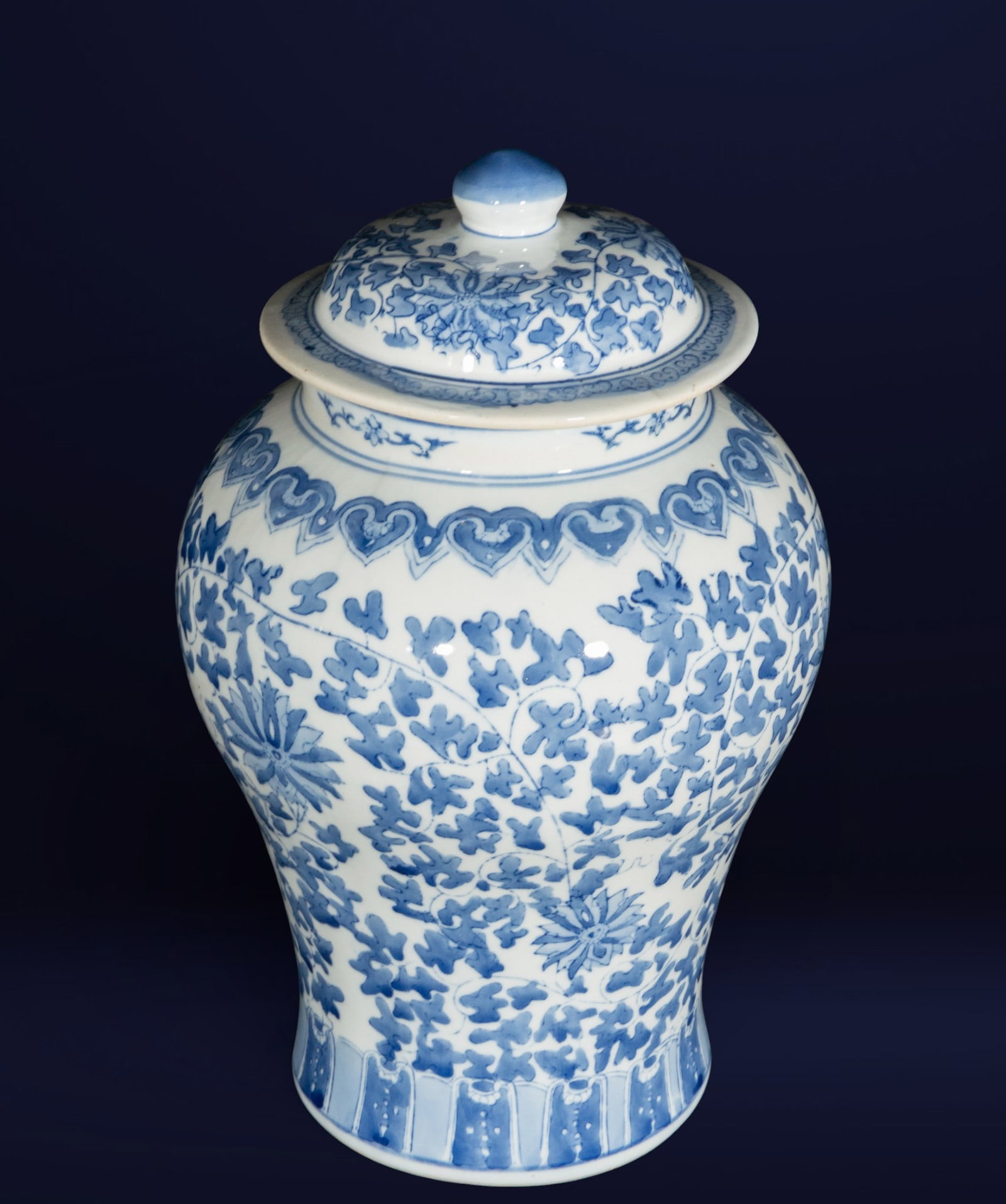 Vase with lid in blue and white Chinese porcelain. Chinese school. Late 19th century.: Globular vase with lid in Chinese porcelain, decorated in cobalt blue on a white background with floral motifs and borders. Dimensions: 40 x 21 x 21 cm. Inspired by the Ming tradition, with great orna